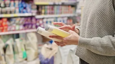 Đọc nhãn sữa tắm trước khi chọn cho chó có vấn đề da