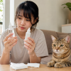Vệ sinh mắt cho mèo bằng nước muối sinh lý hay dung dịch chuyên dụng?